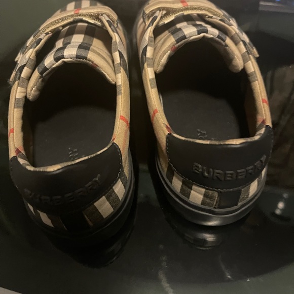 COPY - Burberry Sneakers Boys size 30 (little kids 12) - Picture 3 of 3